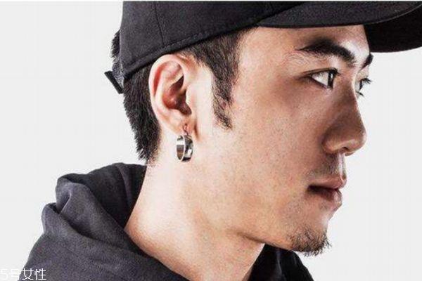男生可以打耳洞吗 打耳洞有什么讲究吗 男生可以打耳洞吗 打耳洞有什么讲究吗