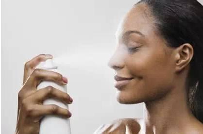 化妆后怎么用补水喷雾 为什么不抹护肤品皮肤反而好 化妆后怎么用补水喷雾 为什么不抹护肤品皮肤反而好