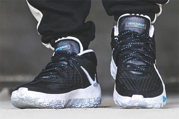 耐克kd13和kd12哪个好 kd13和kd12区别 耐克kd13和kd12哪个好 kd13和kd12区别