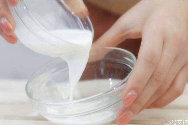 牛奶洗脸的功效 牛奶洗脸有什么好处 牛奶洗脸的功效 牛奶洗脸有什么好处