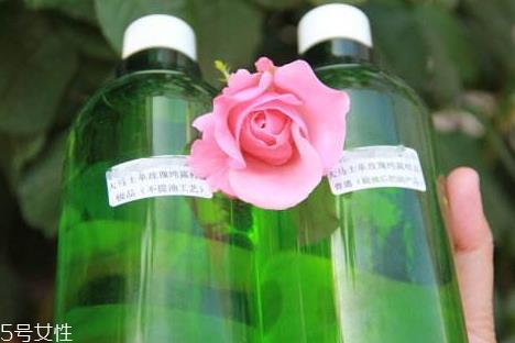 玫瑰纯露怎么保存 玫瑰纯露保质期多久 玫瑰纯露怎么保存 玫瑰纯露保质期多久