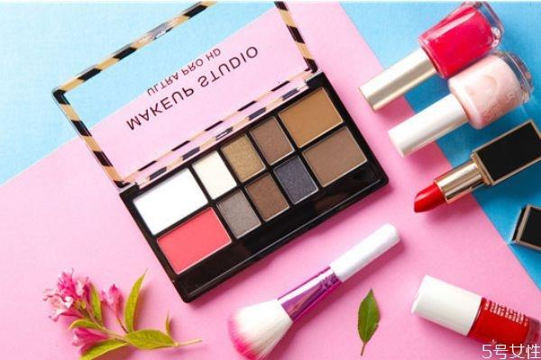 贴甲片的胶水怎么溶解 美甲没有解胶剂怎么卸甲片 贴甲片的胶水怎么溶解 美甲没有解胶剂怎么卸甲片