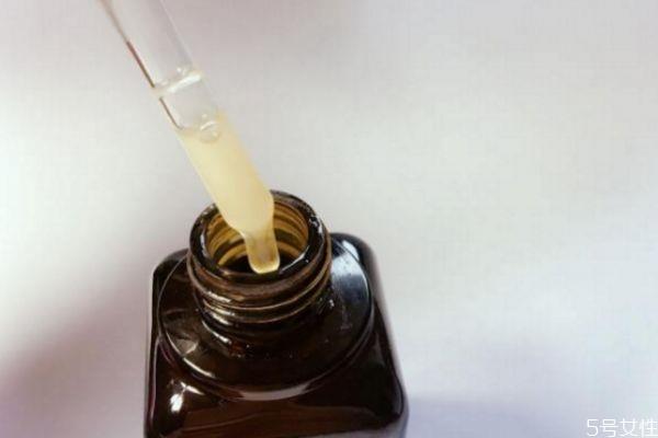 是先涂精华再涂水 先涂精华水还是精华液 是先涂精华再涂水 先涂精华水还是精华液