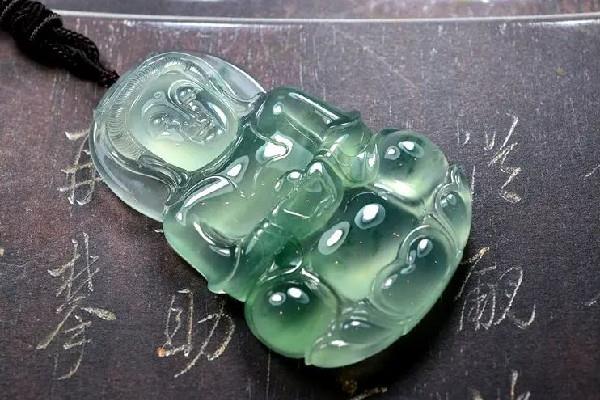 翡翠吊坠会变色吗 翡翠吊坠怎么保养 翡翠吊坠会变色吗 翡翠吊坠怎么保养