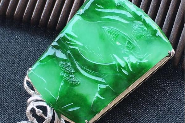 翡翠吊坠会变色吗 翡翠吊坠怎么保养 翡翠吊坠会变色吗 翡翠吊坠怎么保养