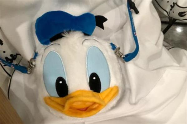 迪士尼唐老鸭斜挎包多少钱 唐老鸭斜挎包在哪买 迪士尼唐老鸭斜挎包多少钱 唐老鸭斜挎包在哪买