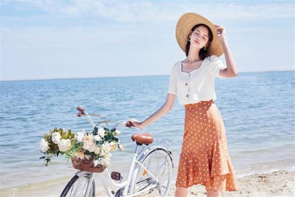 白色方领上衣怎么搭配 白色方领上衣搭配图片 白色方领上衣怎么搭配 白色方领上衣搭配图片