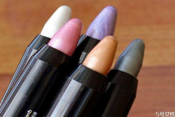 高光笔可以遮瑕吗 遮瑕笔和高光笔有什么区别 高光笔可以遮瑕吗 遮瑕笔和高光笔有什么区别