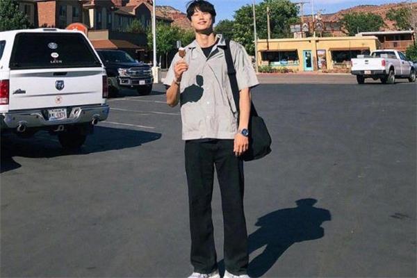 大学男生穿什么衣服好看 大学男生怎么穿搭 大学男生穿什么衣服好看 大学男生怎么穿搭