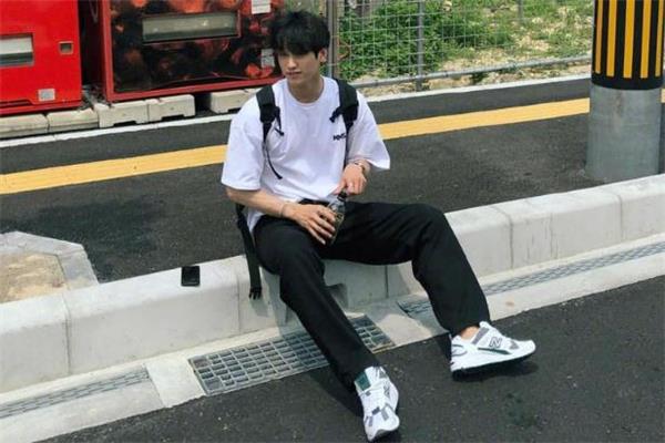 大学男生穿什么衣服好看 大学男生怎么穿搭 大学男生穿什么衣服好看 大学男生怎么穿搭