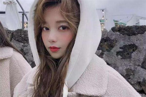 蜂蜜茶色和奶茶色哪个好看 蜂蜜茶色和奶茶色哪个显白 蜂蜜茶色和奶茶色哪个好看 蜂蜜茶色和奶茶色哪个显白