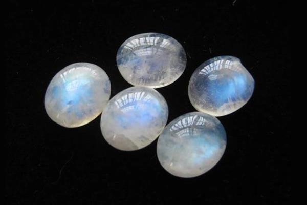 月光石怎么辨别真假 月光石会发光吗 月光石怎么辨别真假 月光石会发光吗