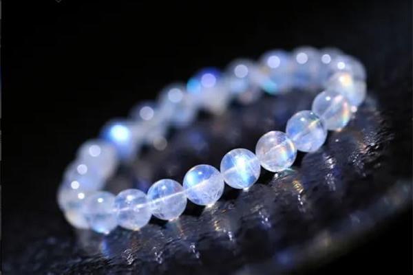 月光石怎么辨别真假 月光石会发光吗 月光石怎么辨别真假 月光石会发光吗