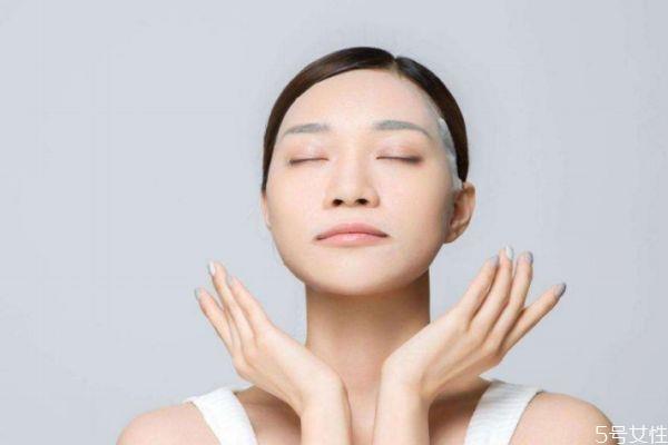 为什么冬天脸也会出油呢 冬天脸部需要补水吗 为什么冬天脸也会出油呢 冬天脸部需要补水吗