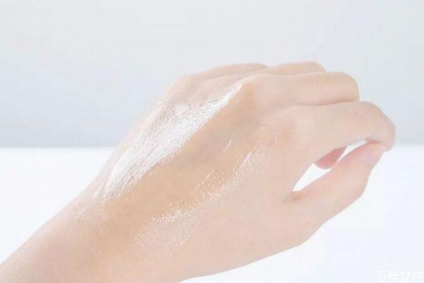 为什么冬天脸也会出油呢 冬天脸部需要补水吗 为什么冬天脸也会出油呢 冬天脸部需要补水吗