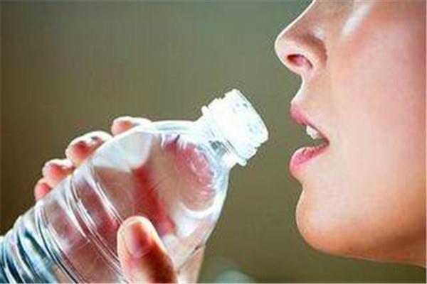 蒸馏水可以直接喷脸吗 蒸馏水的作用 蒸馏水可以直接喷脸吗 蒸馏水的作用