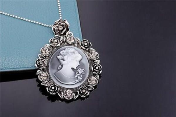 毛衣链哪个品牌好 毛衣链和项链有什么区别 毛衣链哪个品牌好 毛衣链和项链有什么区别