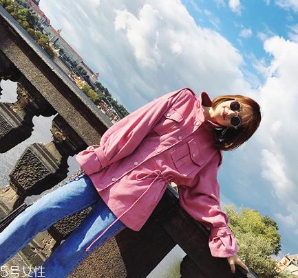 牛仔裤被84染了怎么办?立即冲洗干净 牛仔裤被84染了怎么办?立即冲洗干净