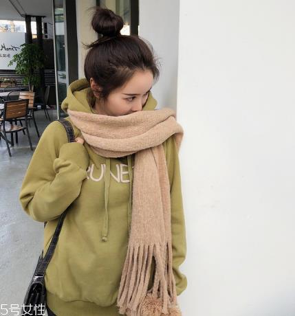 卫衣买大点还是小点好？这样挑选准没错