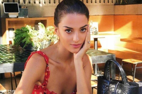 眼霜白天用还是晚上用 早晚都需要使用 眼霜白天用还是晚上用 早晚都需要使用