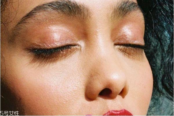 眼霜白天用还是晚上用 早晚都需要使用 眼霜白天用还是晚上用 早晚都需要使用