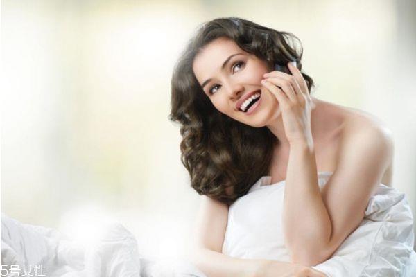 眼霜白天用还是晚上用 早晚都需要使用 眼霜白天用还是晚上用 早晚都需要使用