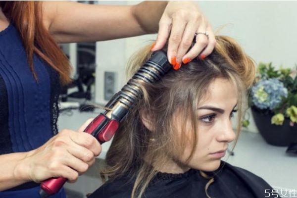 烫完头发不卷了怎么办 头发烫完不卷怎么补救 烫完头发不卷了怎么办 头发烫完不卷怎么补救
