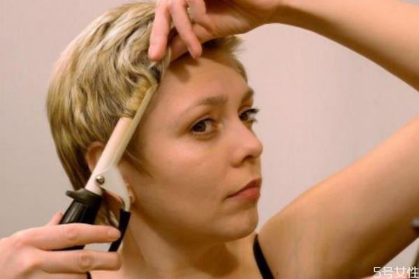 烫完头发不卷了怎么办 头发烫完不卷怎么补救 烫完头发不卷了怎么办 头发烫完不卷怎么补救