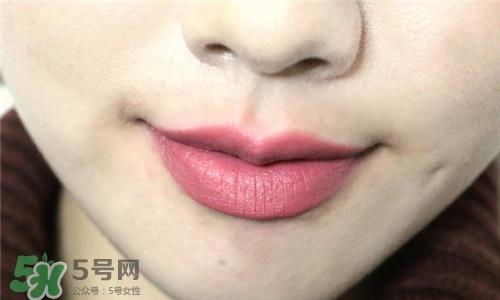 兰蔻菁纯唇膏295试色 兰蔻丝绒唇膏295试色图