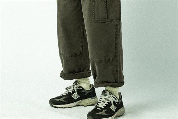 军绿色裤子什么款式好看 男生军绿色裤子搭配图片