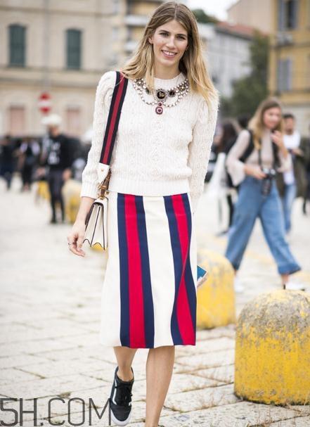 白色毛衣有油怎么洗掉?白色毛衣上的油渍如何处理? 白色毛衣有油怎么洗掉?白色毛衣上的油渍如何处理?