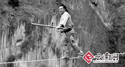 ​“高空英雄”艾斯凯尔一根钢绳穿越巴拉格宗