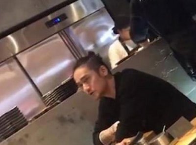 ​蒋劲夫现身快餐店和书店，独自背影看得令人心酸