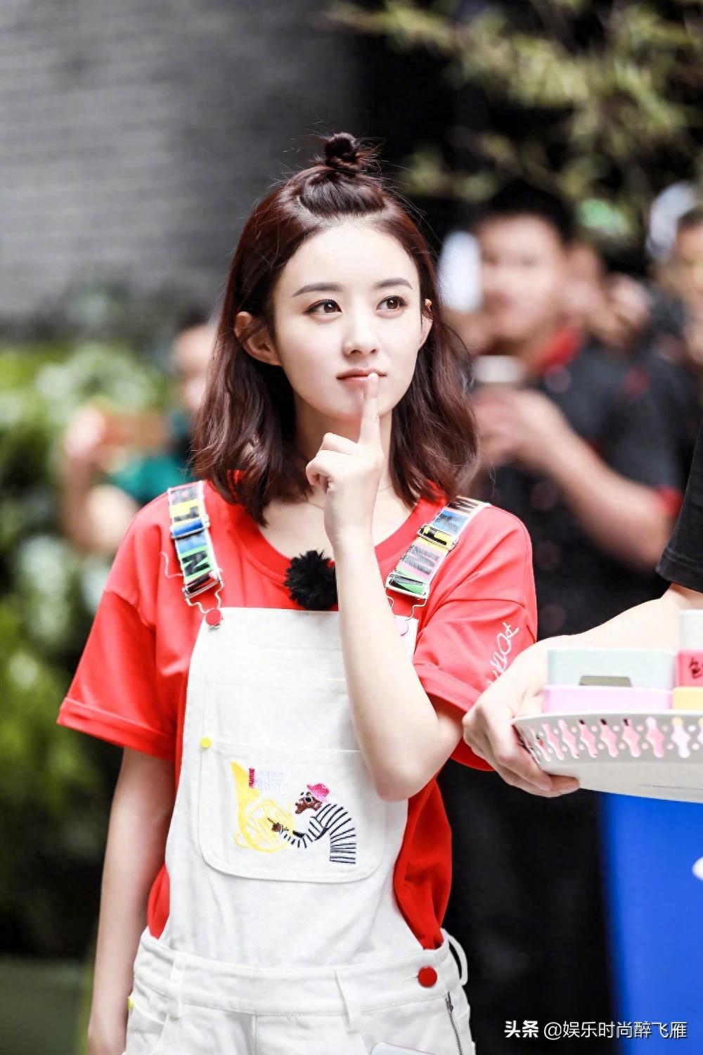 赵丽颖丸子头造型写真，网友：呆萌又可爱！