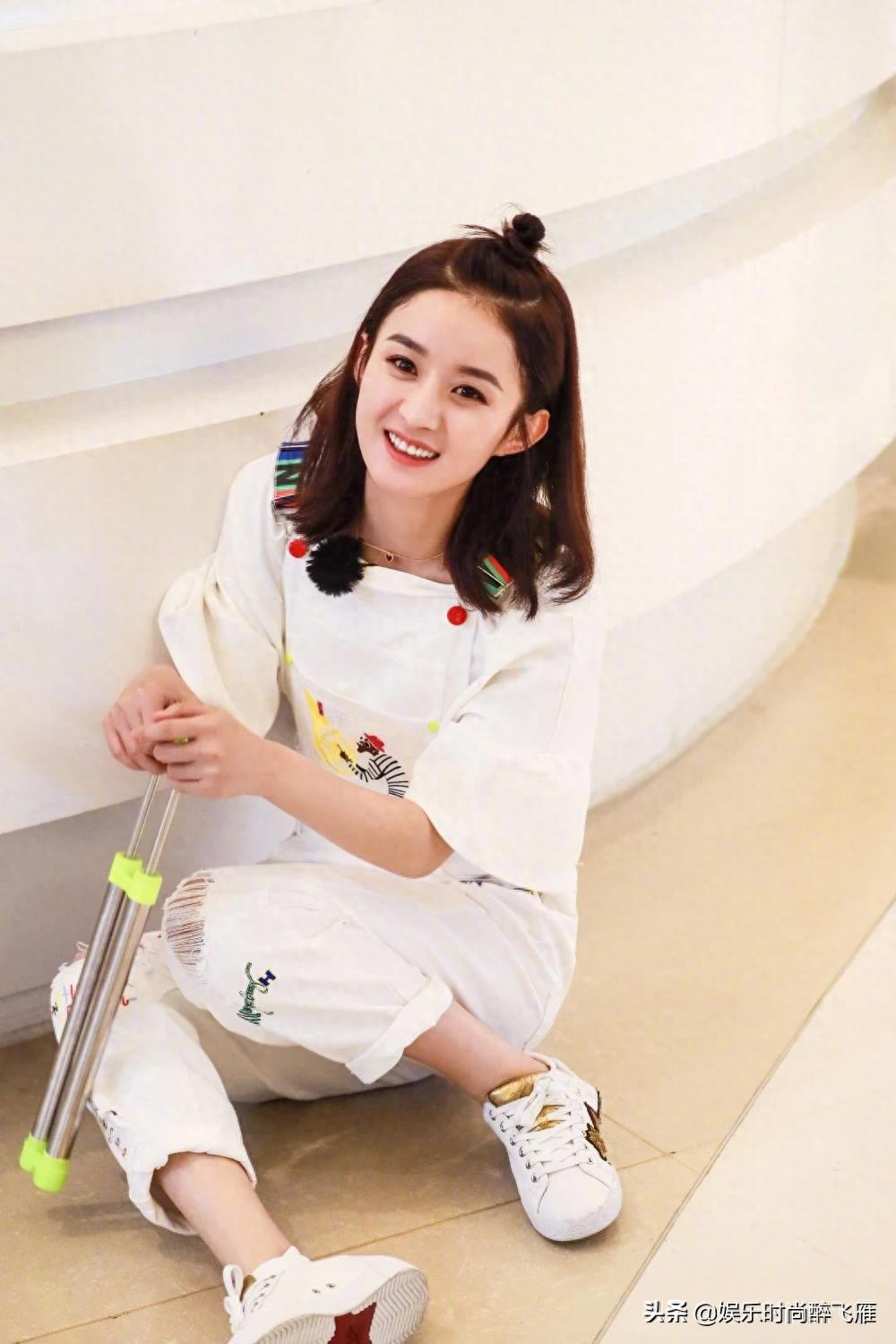 赵丽颖丸子头造型写真，网友：呆萌又可爱！