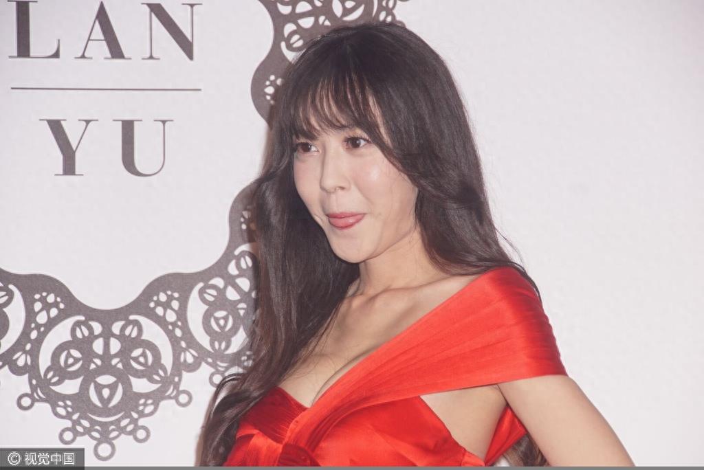 这还是那个陈美嘉吗？《爱情公寓》李金铭秀乳沟脸僵清纯不在