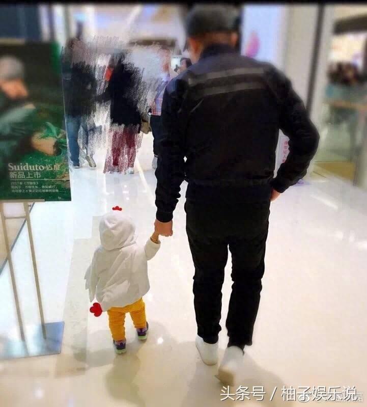 涂磊终于晒出老婆正面照，一家三口好幸福，小丸子颜值值得称赞