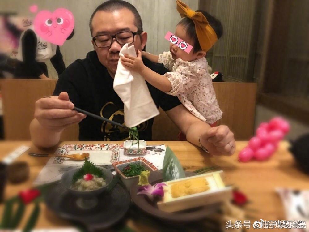 涂磊终于晒出老婆正面照，一家三口好幸福，小丸子颜值值得称赞