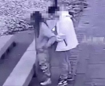 公园露出狂潮!男女野战现场惊现多人围观!