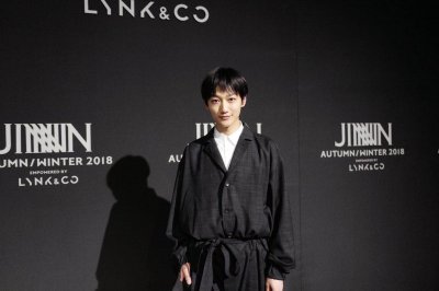 ​王竟力东京走秀归来 帅气短发亮相上海时装周