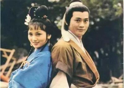 73岁“张无忌”搂着72岁“赵敏”拍照:缘分40年,弹指一挥间