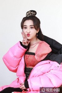 ​杜若溪剧版《大话西游》演“春三十娘” 冒寒风着薄纱拍戏卖萌
