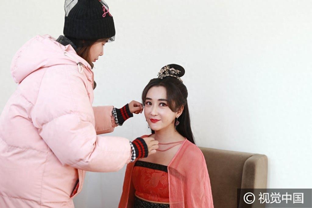 杜若溪剧版《大话西游》演“春三十娘” 冒寒风着薄纱拍戏卖萌