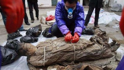 ​千年湿尸现身湖北，却被浸泡在神秘液体中，专家鉴定后：轰动世界