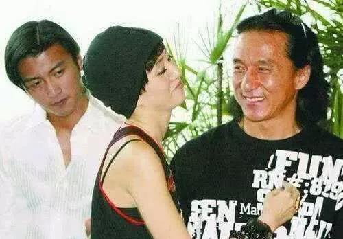 当年成龙参加梅艳芳的葬礼,因迟到向华强让成龙下跪是真的吗?