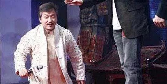 当年成龙参加梅艳芳的葬礼,因迟到向华强让成龙下跪是真的吗?