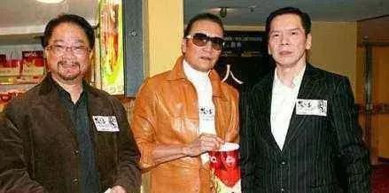 当年成龙参加梅艳芳的葬礼,因迟到向华强让成龙下跪是真的吗?