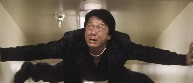 当年成龙参加梅艳芳的葬礼,因迟到向华强让成龙下跪是真的吗?