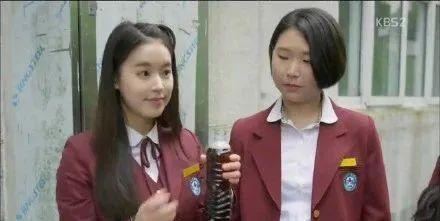 拥有这张18岁清纯女大学生脸的本尊,居然是8岁孩子的妈!