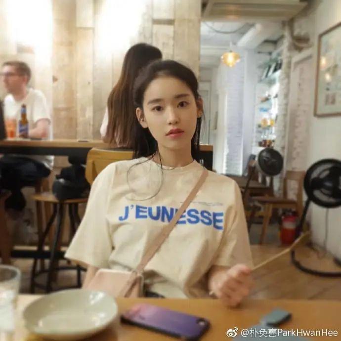 拥有这张18岁清纯女大学生脸的本尊,居然是8岁孩子的妈!